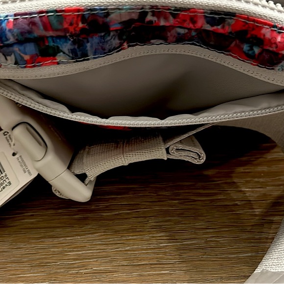 Lululemon Crossbody anywhere beltbag NWT - Picture 4 of 6